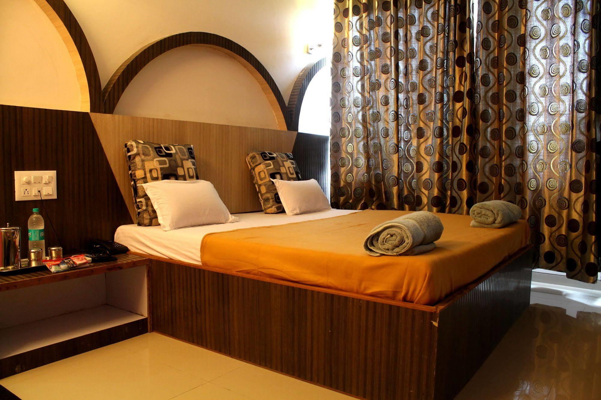 Hotel Malhar Palace Shirdi Exterior foto